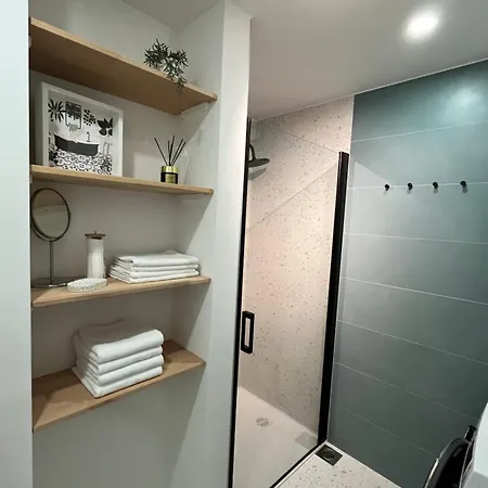 New Lili Apartment - Cosy Sea View Apartment With Free Parking *
