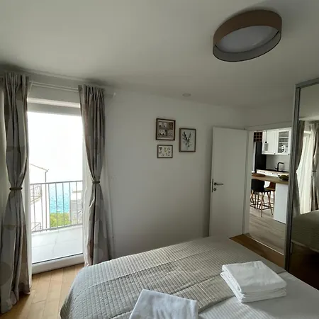 New Lili Apartment - Cosy Sea View Apartment With Free Parking Apartment