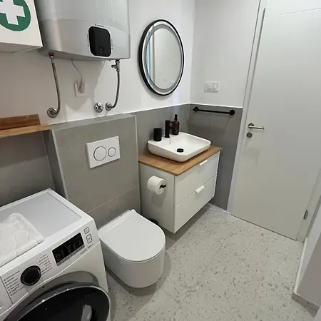 New Lili Apartment - Cosy Sea View Apartment With Free Parking Apartment