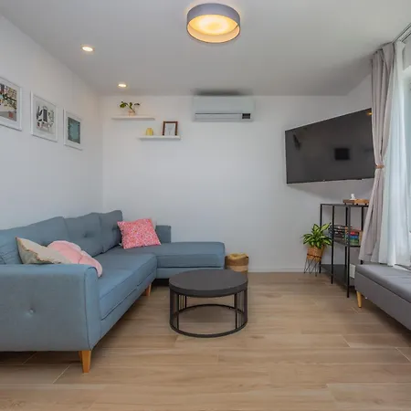 New Lili - Cosy Sea View With Free Parking *