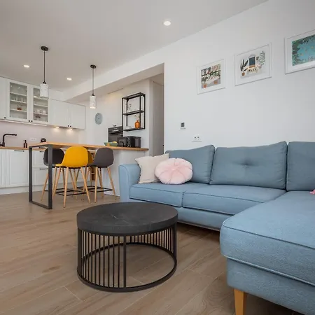 New Lili - Cosy Sea View With Free Parking شقة