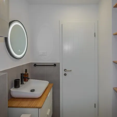 New Lili - Cosy Sea View With Free Parking